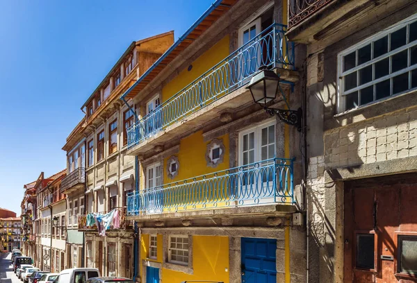 Farbenfroh dekorierte Fassaden der traditionellen portugiesischen Straße — Stockfoto