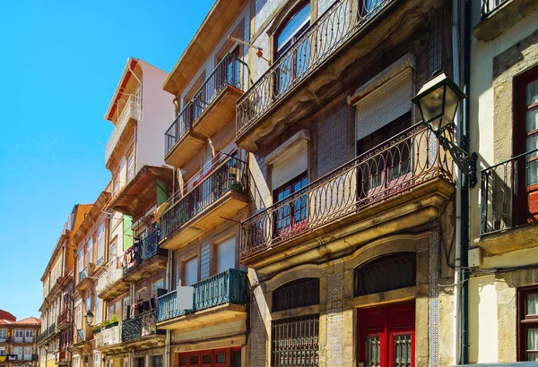 Farbenfroh dekorierte Fassaden der traditionellen portugiesischen Straße — Stockfoto