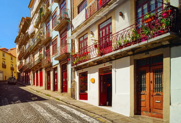 Fachadas coloridas decoradas da tradicional rua portugal — Fotografia de Stock
