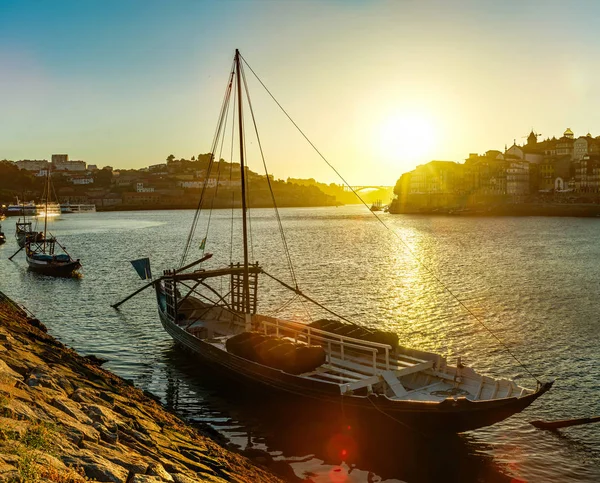Wunderschöner sonnenuntergang am fluss in porto, portugal. Panoramablick — Stockfoto