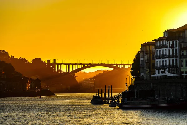 Vividi colori gialli e arancioni di meraviglioso tramonto in Portogallo — Foto Stock