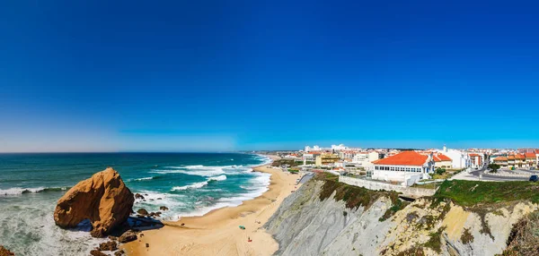 Rocas amarillas y arena en la costa portuguesa, agua viva del océano —  Fotos de Stock