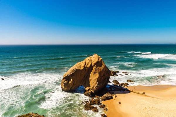 Areia amarela viva e rochas na costa, Portugal — Fotografia de Stock