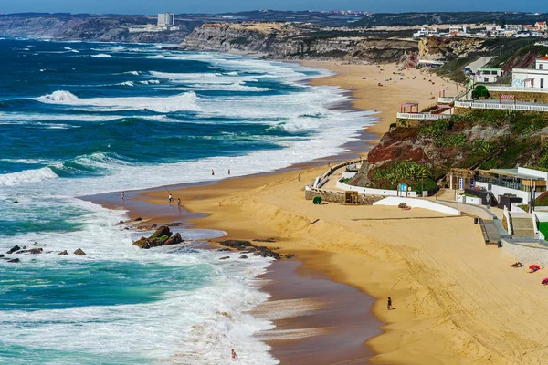 Areia amarela viva e rochas na costa, Portugal — Fotografia de Stock