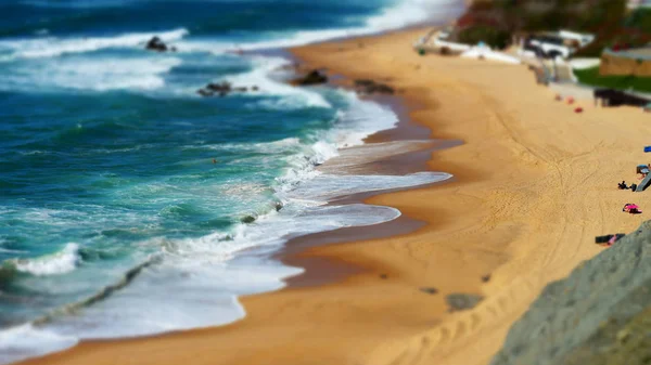Živé žlutého písku a skály na pobřeží Jaderského moře, Portugalsko — Stock fotografie