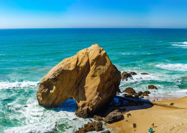Gele rotsen en zand op de Portugese kust, levendige oceaanwater — Stockfoto