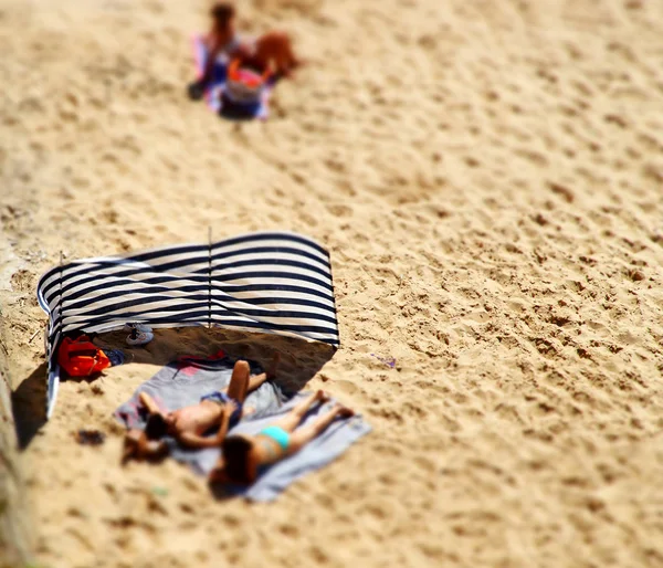 Tilt-shift odaklanmamış kumsalda yatıp insanlar görünümü — Stok fotoğraf