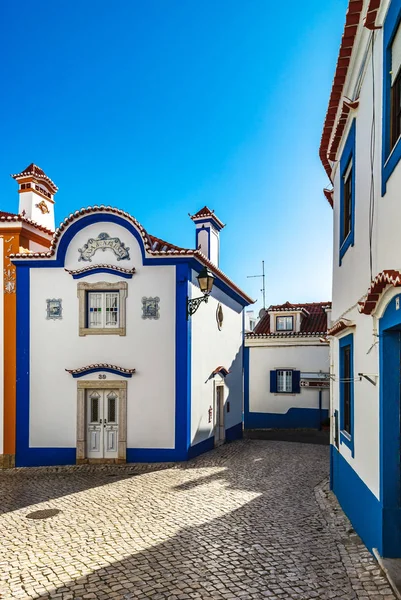 Couleur bleue sur le ciel et les bâtiments de la vieille ville d'Ericeira — Photo