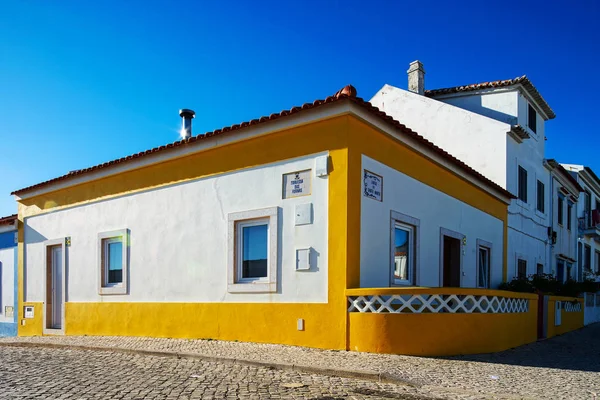 Gökyüzü ve eski şehir Ericeira binaların mavi renk