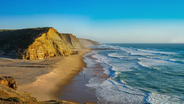 Rochas amarelas e areia na costa portuguesa, águas vivas do oceano — Fotografia de Stock