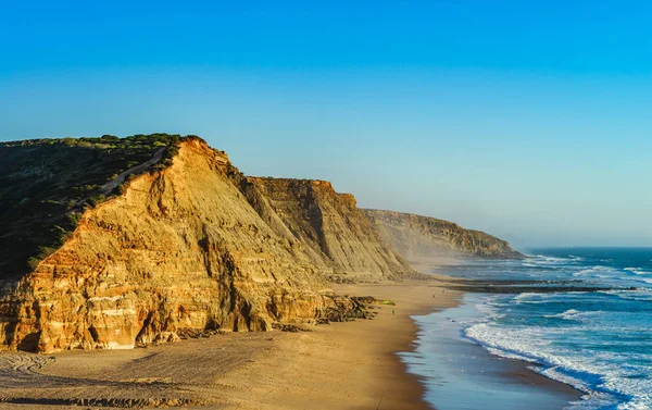Areia amarela viva e rochas na costa, Portugal — Fotografia de Stock