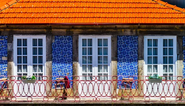 Kolorowe zdobione fasady tradycyjnych ulica Portugalia — Zdjęcie stockowe