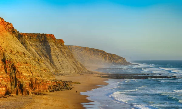 Gula stenar och sand på portugisiska kusten, levande ocean vatten — Stockfoto