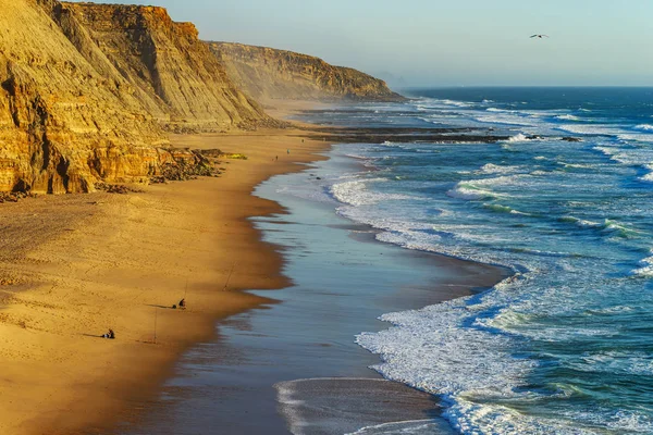 Levendige gele zand en rotsen aan kust, Portugal — Stockfoto