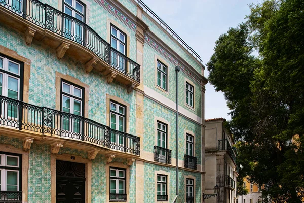 Traditional Lisbon street view, old classic buildings, summertim — Stock Photo, Image