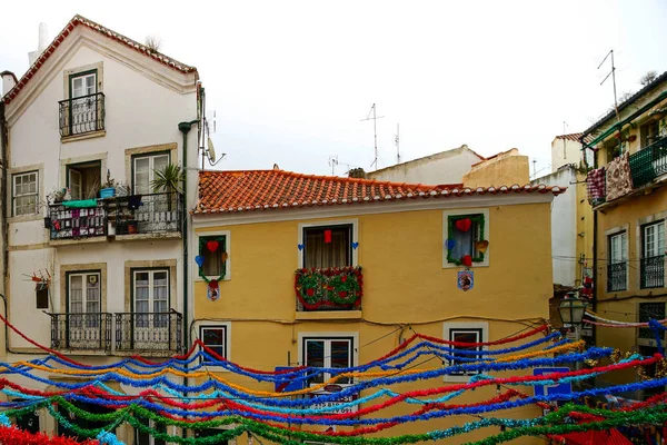 Tradizionale vista sulla strada di Lisbona, vecchi edifici classici, estate — Foto Stock