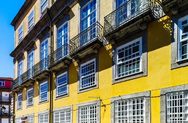 Farbenfroh dekorierte Fassaden der traditionellen portugiesischen Straße — Stockfoto