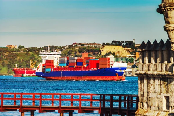 Navio de carga perto da torre de Belém, Lisboa — Fotografia de Stock