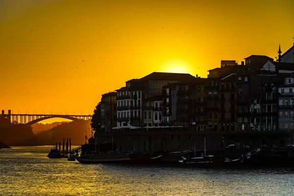 Canlı sarı ve turuncu renkler harika gün batımı, Portekiz