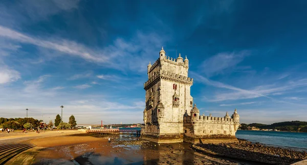 Krásné starobylé Belem tower panoramatický výhled při západu slunce, Lisabon — Stock fotografie