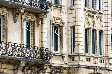Bruxelles tarihi kesiminde eski ama yenilenmiş windows