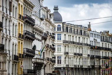 Bruxelles tarihi kesiminde eski ama yenilenmiş windows