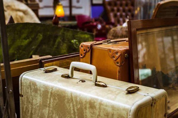 Vintage suitcase in antique shop, Bruxelles — Stock Photo, Image