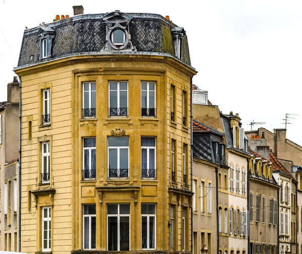 Bruxelles tarihi kesiminde eski ama yenilenmiş windows — Stok fotoğraf