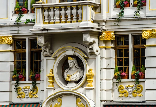 Old but renovated windows in historical part of Bruxelles — Stock Photo, Image