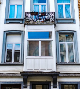 Bruxelles tarihi kesiminde eski ama yenilenmiş windows