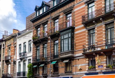 Bruxelles tarihi kesiminde eski ama yenilenmiş windows