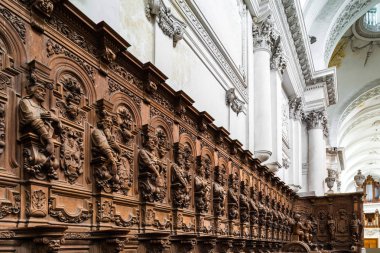 Güler yüzlü ahşap siluetleri ve yüzleri kazınmış eski Abbey Floref