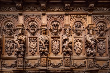 Güler yüzlü ahşap siluetleri ve yüzleri kazınmış eski Abbey Floref