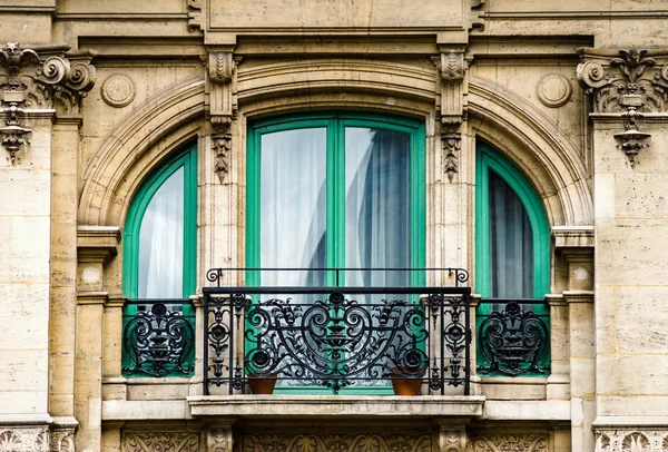 Vecchie ma rinnovate finestre nel centro storico di Bruxelles — Foto Stock
