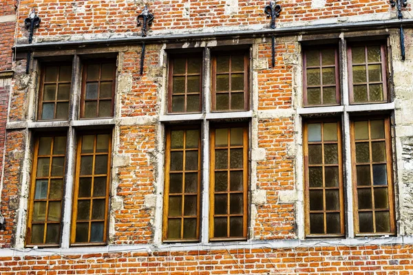Staré, ale zrekonstruované oken v historické části Bruxelles — Stock fotografie