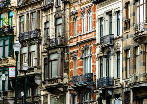Old but renovated windows in historical part of Bruxelles — Stock Photo, Image