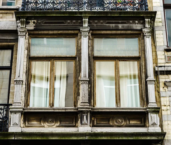 Gamla men renoverade fönster i historiska delen av Bruxelles — Stockfoto