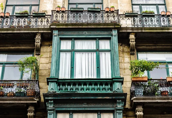 Old but renovated windows in historical part of Bruxelles — Stock Photo, Image