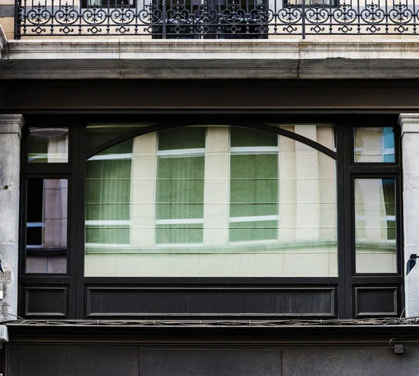 Ventanas antiguas pero renovadas en la parte histórica de Bruxelles — Foto de Stock