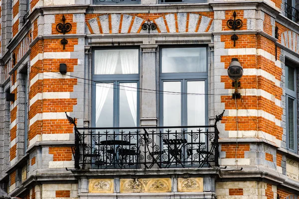 Janelas antigas mas renovadas na parte histórica de Bruxelas — Fotografia de Stock