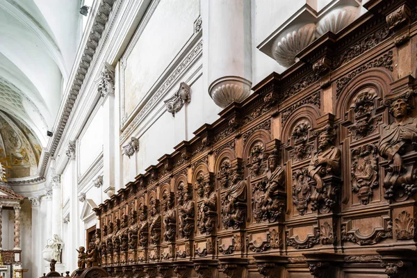 Genial houten gegraveerd silhouetten en gezichten in de oude abdij Floref — Stockfoto