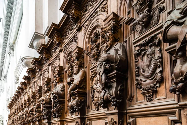 Genial wooden engraved silhouettes and faces in old Abbey Floref — Stock Photo, Image