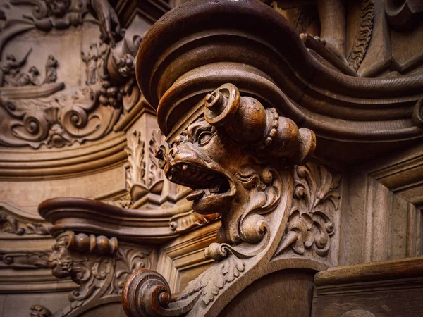 Siluetas y caras grabadas de madera geniales en la antigua Abadía Floref —  Fotos de Stock