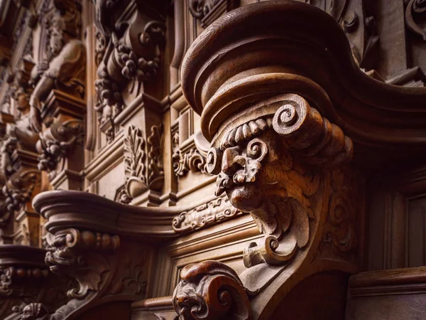 Genial trä ingraverat silhuetter och ansikten i gamla Abbey Floref — Stockfoto