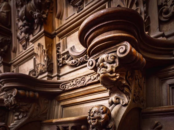 Siluetas y caras grabadas de madera geniales en la antigua Abadía Floref —  Fotos de Stock