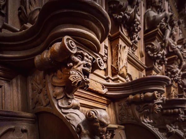 Genial de madeira gravado silhuetas e rostos na antiga Abadia Floref — Fotografia de Stock
