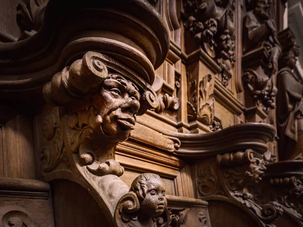 Добродушний дерев'яні вигравірувані силуети і обличчя в старому Floref абатство — стокове фото