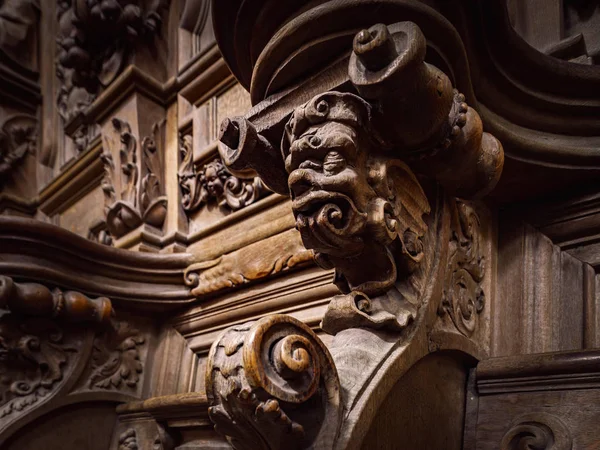 Добродушний дерев'яні вигравірувані силуети і обличчя в старому Floref абатство — стокове фото