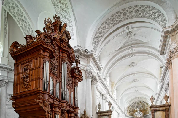 Floreffe의 대 수도원 교회의 아름 다운 인테리어 보기 — 스톡 사진