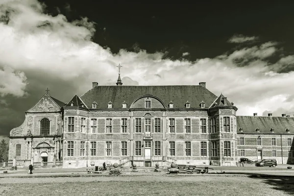 Floreffe 대 수도원, 외부 보기, 여름날의 오래 된 건물 — 스톡 사진